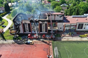 10.07.2022. Sędziszów. Budynek basenu po pożarze / Fot. Jarosław Kubalski - Radio Kielce