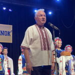 26.07.2022. Opatów. Występ Ludowego Zesp0łu Tańca „Barwinok”. Przemawia Piotr Bojko - dyrektor zespołu/ Fot. Emilia Sitarska - Radio Kielce