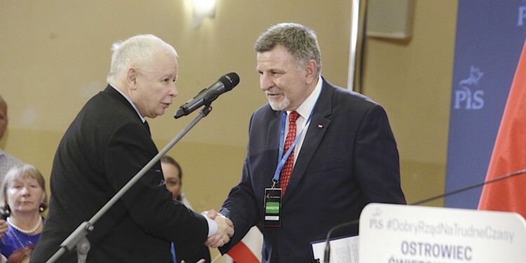 03.07.2022. Ostrowiec Świętokrzyski. Wizyta Jarosława Kaczyńskiego. Na zdjęciu (od lewej):: Jarosław Kaczyński - prezes PiS, poseł Andrzej Kryj / Fot. Jarosław Kubalski - Radio Kielce