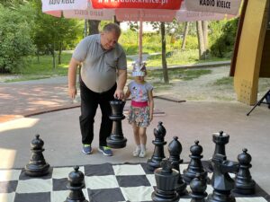 20.07.2022. Kielce. Park Miejski. Wakacyjna Szkoła Szachowa Radia Kielce / Fot. Rafał Szymczyk - Radio Kielce