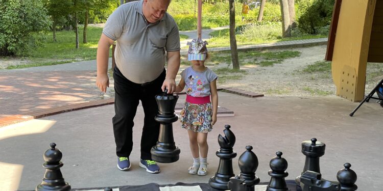 20.07.2022. Kielce. Park Miejski. Wakacyjna Szkoła Szachowa Radia Kielce / Fot. Rafał Szymczyk - Radio Kielce