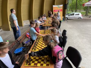 20.07.2022. Kielce. Park Miejski. Wakacyjna Szkoła Szachowa Radia Kielce / Fot. Rafał Szymczyk - Radio Kielce