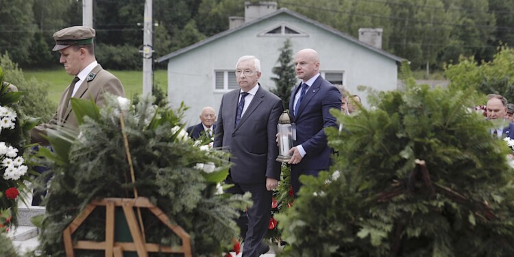 12.07.2022 Michniów. Obchody Dnia Walki i Męczeństwa Wsi Polskiej w 79. rocznicę pacyfikacji wsi Michniów. Na zdjęciu (od lewej): poseł Krzysztof Lipiec i wicewojewoda Rafał Nowak / Fot. Jarosław Kubalski - Radio Kielce