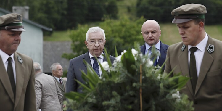 12.07.2022 Michniów. Obchody Dnia Walki i Męczeństwa Wsi Polskiej w 79. rocznicę pacyfikacji wsi Michniów. Na zdjęciu (od lewej): poseł Krzysztof Lipiec i wicewojewoda Rafał Nowak / Fot. Jarosław Kubalski - Radio Kielce