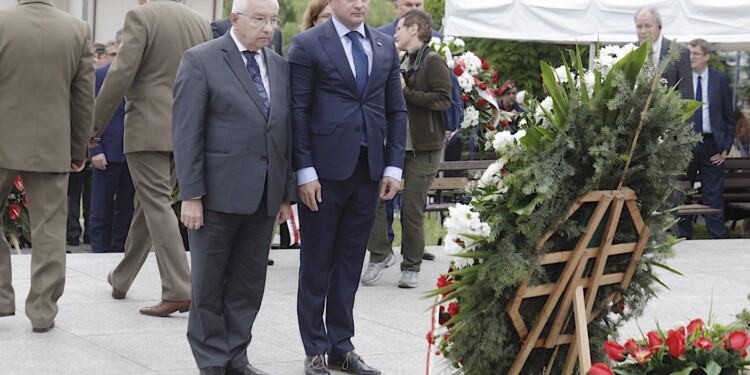 12.07.2022 Michniów. Obchody Dnia Walki i Męczeństwa Wsi Polskiej w 79. rocznicę pacyfikacji wsi Michniów. Na zdjęciu (od lewej): poseł Krzysztof Lipiec i wicewojewoda Rafał Nowak / Fot. Jarosław Kubalski - Radio Kielce