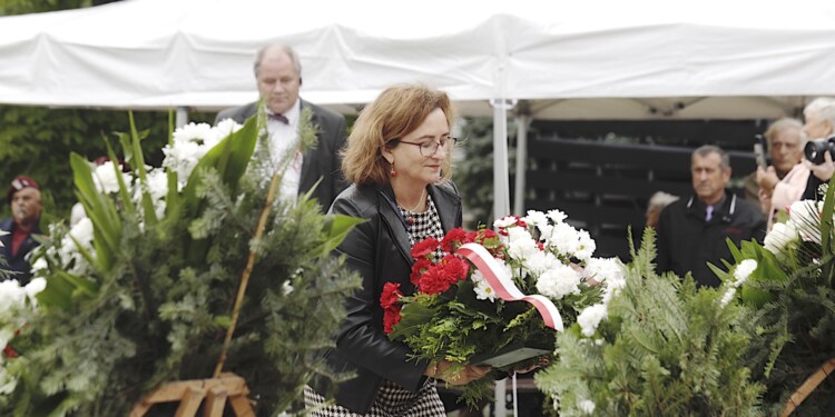 12.07.2022 Michniów. Obchody Dnia Walki i Męczeństwa Wsi Polskiej w 79. rocznicę pacyfikacji wsi Michniów. Na zdjęciu poseł Agata Wojtyszek / Fot. Jarosław Kubalski - Radio Kielce