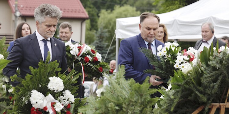 12.07.2022 Michniów. Obchody Dnia Walki i Męczeństwa Wsi Polskiej w 79. rocznicę pacyfikacji wsi Michniów. Na zdjęciu (od lewej): senator Krzysztof Słoń i poseł Marek Kwitek / Fot. Jarosław Kubalski - Radio Kielce