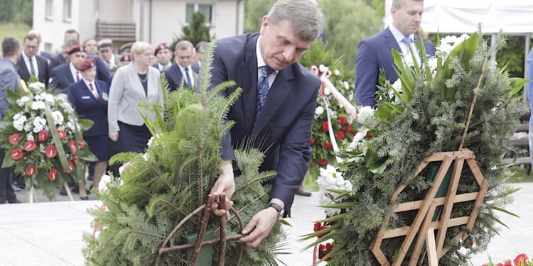 12.07.2022 Michniów. Obchody Dnia Walki i Męczeństwa Wsi Polskiej w 79. rocznicę pacyfikacji wsi Michniów. Na zdjęciu: Andrzej Pruś - przewodniczący sejmiku województwa i Marcin Piętak - prezes Regionalnej Organizacji Turystycznej / Fot. Jarosław Kubalski - Radio Kielce