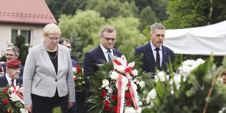 12.07.2022 Michniów. Obchody Dnia Walki i Męczeństwa Wsi Polskiej w 79. rocznicę pacyfikacji wsi Michniów. Na zdjęciu (od lewej): Bożena Szczypiór - zastępca Prezydenta Kielc, Zdzisław Łakomiec - radny kielecki, Andrzej Karyś - przewodniczący kieleckiej rady miasta / Fot. Jarosław Kubalski - Radio Kielce