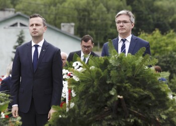 12.07.2022 Michniów. Obchody Dnia Walki i Męczeństwa Wsi Polskiej w 79. rocznicę pacyfikacji wsi Michniów. Na zdjęciu (od lewej): poseł Władysław Kosiniak-Kamysz - prezes PSL i europoseł Adam Jarubas / Fot. Jarosław Kubalski - Radio Kielce