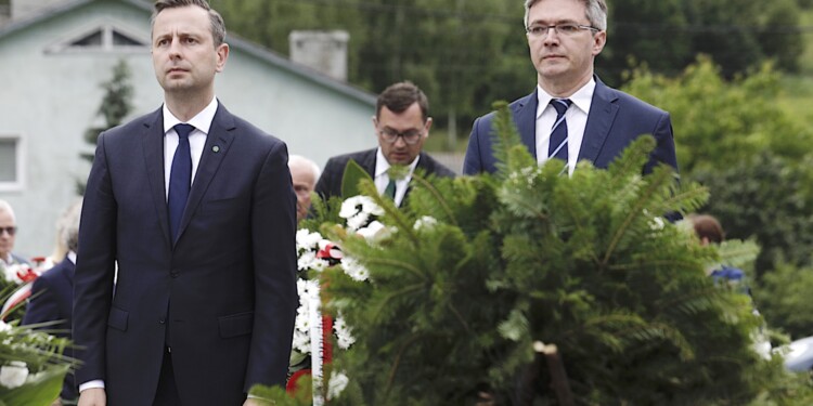 12.07.2022 Michniów. Obchody Dnia Walki i Męczeństwa Wsi Polskiej w 79. rocznicę pacyfikacji wsi Michniów. Na zdjęciu (od lewej): poseł Władysław Kosiniak-Kamysz - prezes PSL i europoseł Adam Jarubas / Fot. Jarosław Kubalski - Radio Kielce