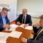 12.07.2022. Kielce. Przekazanie pieniędzy na aktywizację osób niepełnosprawnych. Na zdjęciu (od lewej): Dariusz Lisowski - prezes zarządu fundacji, Andrzej Michalski - dyrektor PFRON, senator Krzysztof Słoń / Fot. Paulina Michta - Radio Kielce