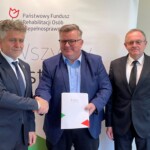 12.07.2022. Kielce. Przekazanie pieniędzy na aktywizację osób niepełnosprawnych. Na zdjęciu (od lewej): senator Krzysztof Słoń, Dariusz Lisowski - prezes zarządu fundacji, Andrzej Michalski - dyrektor PFRON / Fot. Paulina Michta - Radio Kielce