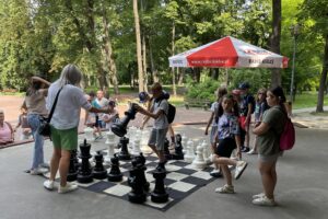 26.07.2022. Kielce. Park Miejski. Wakacyjna Szkoła Szachowa Radia Kielce / Fot. Rafał Szymczyk- Radio Kielce