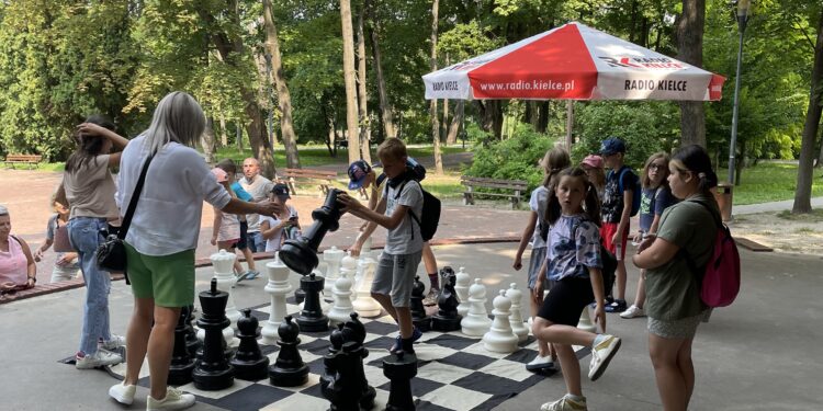 26.07.2022. Kielce. Park Miejski. Wakacyjna Szkoła Szachowa Radia Kielce / Fot. Rafał Szymczyk- Radio Kielce