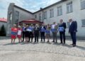 Wielkie pieniądze dla gmin powiatu jędrzejowskiego - Radio Kielce 26.07.2022. Miąsowa. Konferencja. Na zdjęciu (od lewej): Elżbieta Rachuba - sekretarz gminy Małogoszcz, Renata Kawiorska - sekretarz gminy Jędrzejów, Maria Barańska - wicestarosta powiatu Jędrzejowskiego, Dominik Łukasik – burmistrz Wodzisławia, Zbigniew Huk - wójt Imielno, Krzysztof Lipiec - poseł PiS, Tomasz Koper – wójt Słupi Jędrzejowskiej, Małgorzata Muzoł - sekretarz gminy Sędziszów, Tadeusz Soboń – wójt gminy Oksa, Tomasz Chaja - wójt gminy Sobków, Janusz Bętkowski dyr. szkoły Podstawowej w Miąsowej