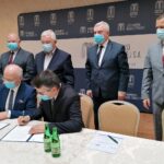 18.07.2022. Busko-Zdrój. Podpisanie porozumienia o współpracy pomiędzy Uzdrowiskiem Busko-Zdrój a Uniwersytetem Jana Kochanowskiego w Kielcach. Na zdjęciu (w górnym rzędzie, od lewej): Jan Bartosik - pełnomocnik powiatowy PiS w Busku-Zdroju, poseł Krzysztof Lipiec, Andrzej Bętkowski - marszałek województwa, Michał Maroński - zastępca burmistrza Buska-Zdroju; (w dolnym rządzie, od lewej): prof. Stanisław Głuszek - rektor UJK, Robert Frey - pełniący obowiązki prezesa zarządu Uzdrowiska Busko-Zdrój / Fot. Marta Gajda-Kruk - Radio Kielce