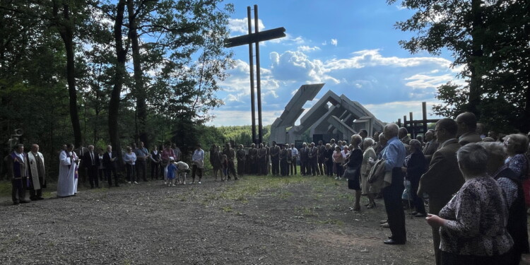 13.07.2022 Michniów. Leśna Droga Krzyżowa / Fot. Paulina Michta - Radio Kielce