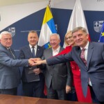 11.07.2022. Kielce. Podpisanie umowy na nowe ścieżki w gminie Chęciny. Na zdjęciu (od lewej): burmistrz Chęcin Robert Jaworski, marszałek województwa świętokrzyskiego Andrzej Bętkowski, pełnomocnik kieleckiego okręgu PiS poseł Krzysztof Lipiec, wicemarszałek Renata Janik, przewodniczący sejmiku województwa świętokrzyskiego Andrzej Pruś / Fot. Paulina Michta - Radio Kielce