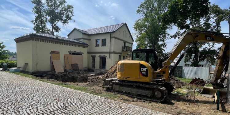 28.07.2022. Morawica. Przebudowa dawnej oficyny dworskiej / Fot. Wiktor Taszłow - Radio Kielce