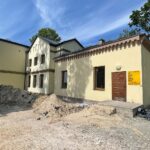 28.07.2022. Morawica. Przebudowa dawnej oficyny dworskiej / Fot. Wiktor Taszłow - Radio Kielce