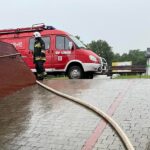 30.07.2022. Łoniów. Wypompowywanie wody z podtopionych garaży w Urzędzie Gminy w Łoniowie / Fot. OSP Łoniów