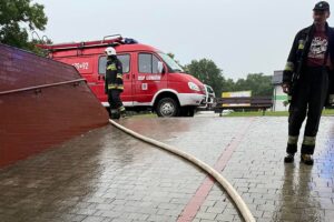 30.07.2022. Łoniów. Wypompowywanie wody z podtopionych garaży w Urzędzie Gminy w Łoniowie / Fot. OSP Łoniów