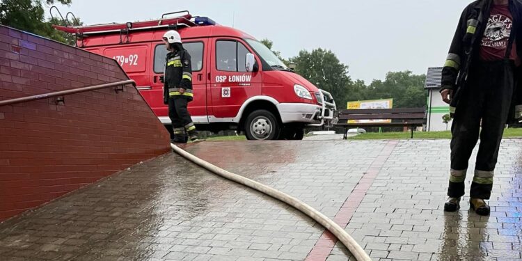 30.07.2022. Łoniów. Wypompowywanie wody z podtopionych garaży w Urzędzie Gminy w Łoniowie / Fot. OSP Łoniów