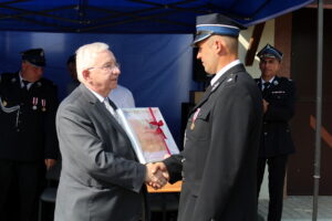 23.07.2022. Jarosławice. Jubileusz 85-lecia Ochotniczej Straży Pożarnej. Na zdjęciu (od lewej): poseł Krzysztof Lipiec i druh Leszek Pawłowski - prezes OSP Jarosławice / Fot. Marta Gajda-Kruk - Radio Kielce