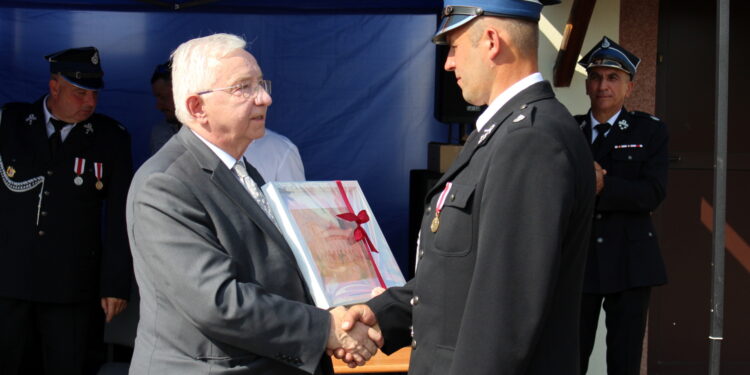 23.07.2022. Jarosławice. Jubileusz 85-lecia Ochotniczej Straży Pożarnej. Na zdjęciu (od lewej): poseł Krzysztof Lipiec i druh Leszek Pawłowski - prezes OSP Jarosławice / Fot. Marta Gajda-Kruk - Radio Kielce