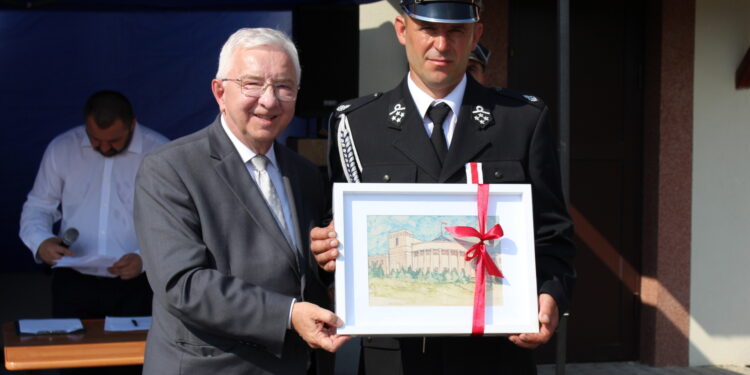 23.07.2022. Jarosławice. Jubileusz 85-lecia Ochotniczej Straży Pożarnej. Na zdjęciu (od lewej): poseł Krzysztof Lipiec i druh Leszek Pawłowski - prezes OSP Jarosławice/ Fot. Marta Gajda-Kruk - Radio Kielce