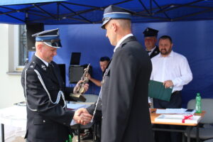 23.07.2022. Jarosławice. Jubileusz 85-lecia Ochotniczej Straży Pożarnej. Na zdjęciu (od lewej): Jacek Wilk - wójt gminy Tuczępy i druh Leszek Pawłowski - prezes OSP Tuczępy / Fot. Marta Gajda-Kruk - Radio Kielce