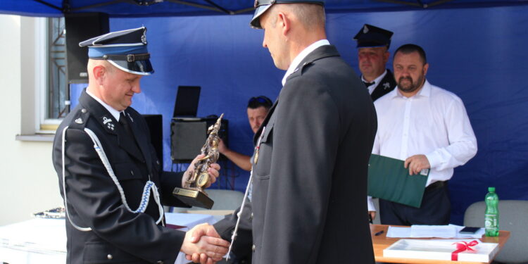 23.07.2022. Jarosławice. Jubileusz 85-lecia Ochotniczej Straży Pożarnej. Na zdjęciu (od lewej): Jacek Wilk - wójt gminy Tuczępy i druh Leszek Pawłowski - prezes OSP Tuczępy / Fot. Marta Gajda-Kruk - Radio Kielce