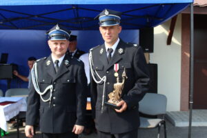 23.07.2022. Jarosławice. Jubileusz 85-lecia Ochotniczej Straży Pożarnej. Na zdjęciu (od lewej): Jacek Wilk - wójt gminy Tuczępy i druh Leszek Pawłowski - prezes OSP Tuczępy / Fot. Marta Gajda-Kruk - Radio Kielce