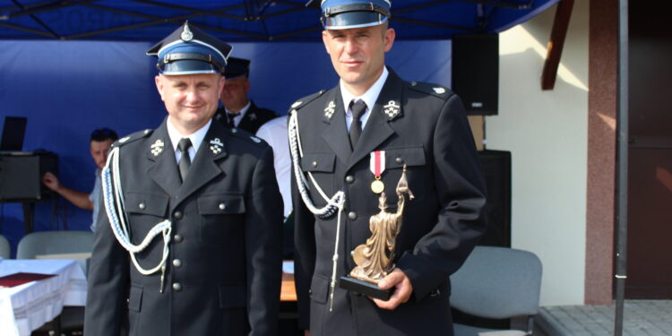 23.07.2022. Jarosławice. Jubileusz 85-lecia Ochotniczej Straży Pożarnej. Na zdjęciu (od lewej): Jacek Wilk - wójt gminy Tuczępy i druh Leszek Pawłowski - prezes OSP Tuczępy / Fot. Marta Gajda-Kruk - Radio Kielce