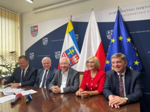 11.07.2022. Kielce. Podpisanie umowy na nowe ścieżki w gminie Chęciny. Na zdjęciu (od lewej): burmistrz Chęcin Robert Jaworski, marszałek województwa świętokrzyskiego Andrzej Bętkowski, pełnomocnik kieleckiego okręgu PiS poseł Krzysztof Lipiec, wicemarszałek Renata Janik, przewodniczący sejmiku województwa świętokrzyskiego Andrzej Pruś / Fot. Paulina Michta - Radio Kielce