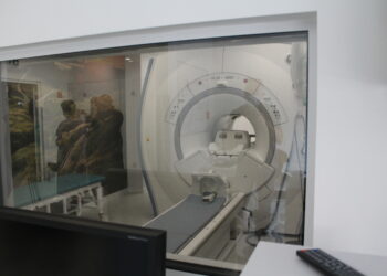 29.07.2022. Pińczów. Zakład Opieki Zdrowotnej. Otwarcie nowej pracowni rezonansu magnetycznego. / Fot. Marta Gajda-Kruk - Radio Kielce