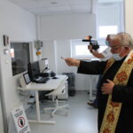 29.07.2022. Pińczów. Zakład Opieki Zdrowotnej. Otwarcie nowej pracowni rezonansu magnetycznego. NA zdjęciu: ks. dziekan Jan Staworzyński / Fot. Marta Gajda-Kruk - Radio Kielce