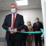 29.07.2022. Pińczów. Zakład Opieki Zdrowotnej. Otwarcie nowej pracowni rezonansu magnetycznego. Na zdjęciu: Zbigniew Koniusz - wojewoda świętokrzyski / Fot. Marta Gajda-Kruk - Radio Kielce