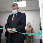 29.07.2022. Pińczów. Zakład Opieki Zdrowotnej. Otwarcie nowej pracowni rezonansu magnetycznego. Na zdjęciu: starosta pińczowski Zbigniew Kierkowski / Fot. Marta Gajda-Kruk - Radio Kielce