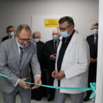 29.07.2022. Pińczów. Zakład Opieki Zdrowotnej. Otwarcie nowej pracowni rezonansu magnetycznego. Na zdjęciu (od lewej): Krzysztof Słonina, dyrektor szpitala w Pińczowie, Stanisław Włudyga - radiolog / Fot. Marta Gajda-Kruk - Radio Kielce