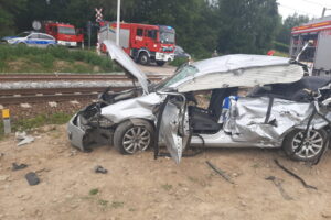 14.07.2022. Stary Garbów, gm. Dwikozy. Zderzenie auta osobowego z lokomotywą / Fot. OSP Dwikozy