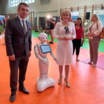 04.07.2022 Kielce. Mobilne Centrum Edukacji „Turystyczna Szkoła”. Na zdjęciu (od lewej): Marcin Różycki - wiceprezes Polskiej Organizacji Turystycznej i wiceminister Anna Krupka / Fot. Daniel Lenart - Radio Kielce