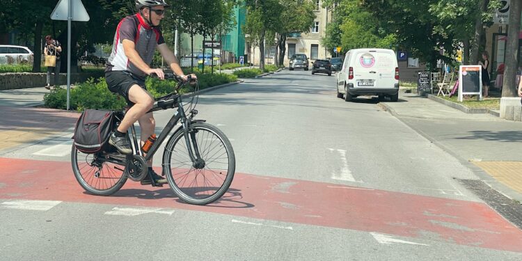 14.07.2022. Kielce. Oznakowanie poziome ulic. Na zdjęciu: ulica Solna / Fot. Wiktor Taszłow – Radio Kielce