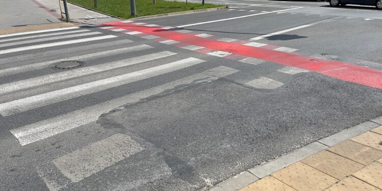 14.07.2022. Kielce. Oznakowanie poziome ulic. Na zdjęciu: Aleja Dziewięciu Wieków Kielc Wieków / Fot. Wiktor Taszłow – Radio Kielce