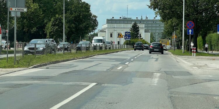 14.07.2022. Kielce. Oznakowanie poziome ulic. Na zdjęciu: Aleja Dziewięciu Wieków Kielc Wieków / Fot. Wiktor Taszłow – Radio Kielce