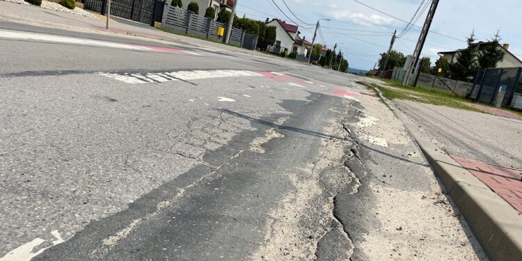 14.07.2022. Kielce. Oznakowanie poziome ulic. Na zdjęciu: ulica Sukowska / Fot. Wiktor Taszłow – Radio Kielce