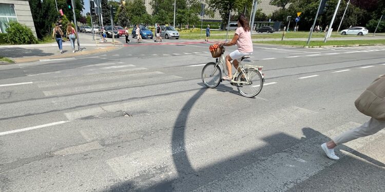14.07.2022. Kielce. Oznakowanie poziome ulic. Na zdjęciu: Aleja Dziewięciu Wieków Kielc Wieków / Fot. Wiktor Taszłow – Radio Kielce