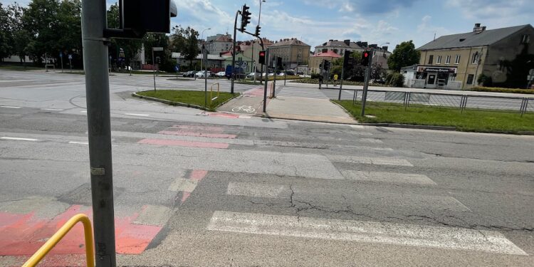 14.07.2022. Kielce. Oznakowanie poziome ulic. Na zdjęciu: Aleja Dziewięciu Wieków Kielc Wieków / Fot. Wiktor Taszłow – Radio Kielce