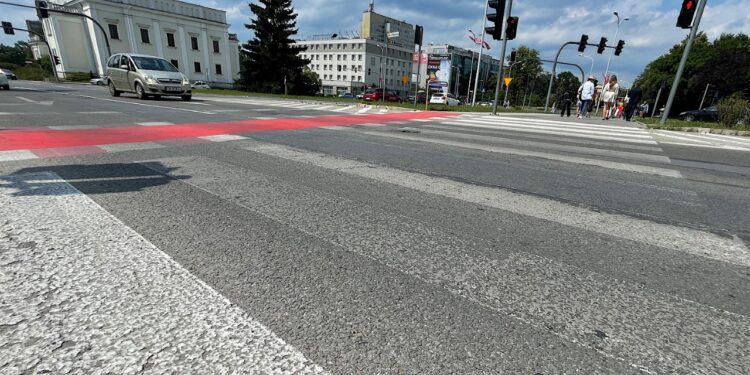 14.07.2022. Kielce. Oznakowanie poziome ulic. Na zdjęciu: Aleja Dziewięciu Wieków Kielc Wieków / Fot. Wiktor Taszłow – Radio Kielce